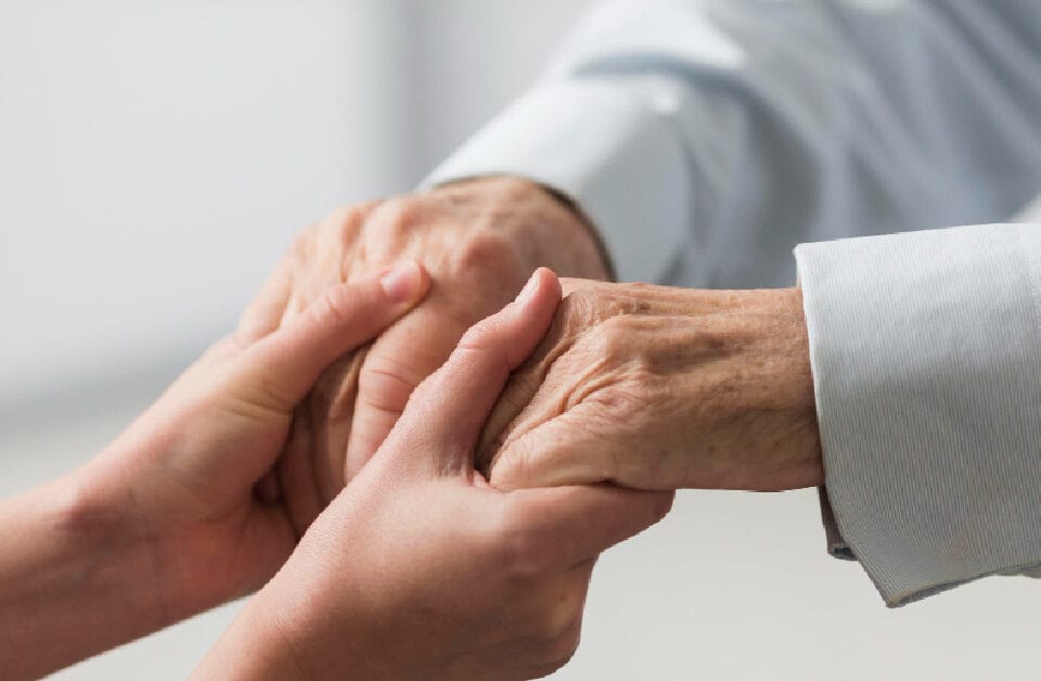 تعزيز رفاهية كبار السن: الدور الحيوي للرعاية الطبية لكبار السن في مستشفيات البحرين
